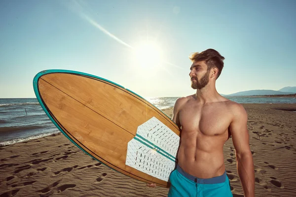 Fit Young Caucasian Beardy Male Walking Sunny Beach Holding Surfboard — Stock Photo, Image