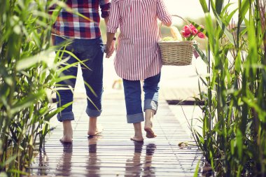 Sunbae göletin yanında. Büyük anne ve büyük baba piknikte gölete giderler. Arka plan