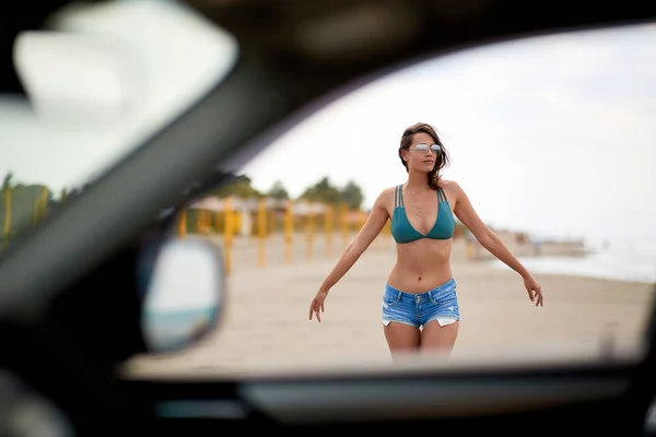 Een Blik Sexy Meisje Een Strand Door Autoraam Genietend Van — Stockfoto