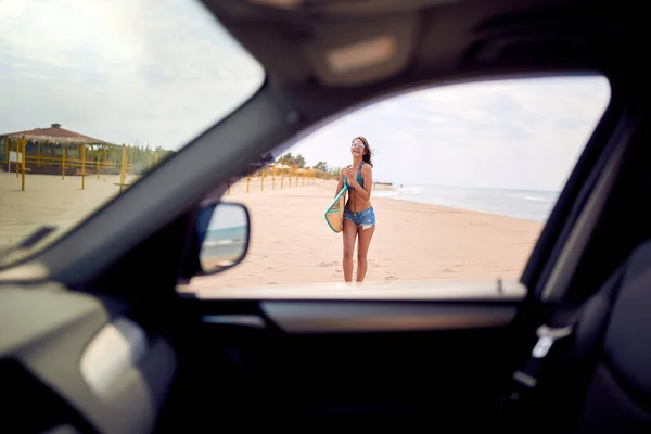 Ein Blick Auf Sexy Surferin Strand Durch Das Autofenster — Stockfoto