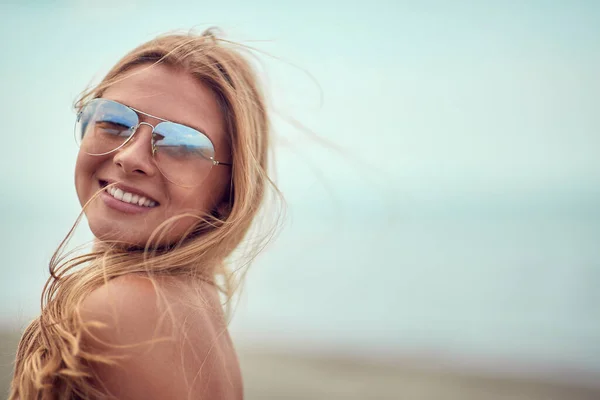 Ein Junges Mädchen Mit Sonnenbrille Posiert Der Sonne — Stockfoto