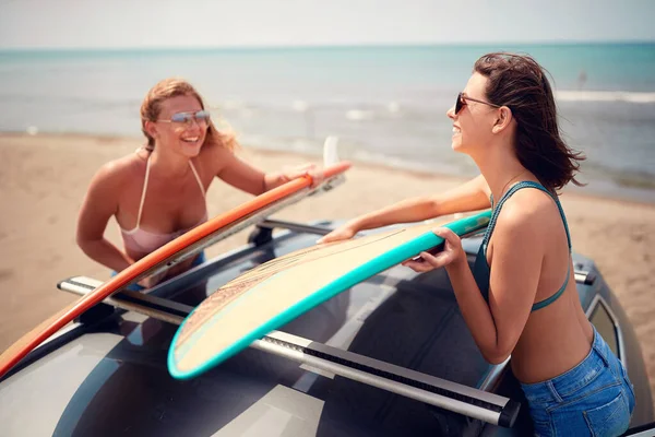 Sexy Surferinnen Freuen Sich Auf Das Surfen Bei Sonnigem Wetter — Stockfoto