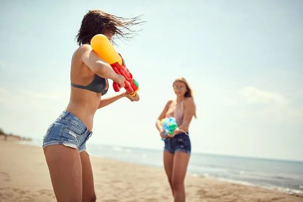 Two Caucasian Women Playing Water Guns Sandy Beach — Stock Photo, Image