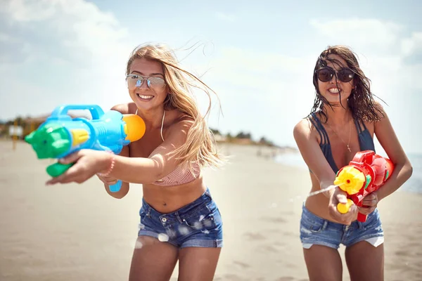 Zwei Schöne Sexy Junge Frauen Mit Sonnenbrille Spielen Mit Wasserpistole — Stockfoto