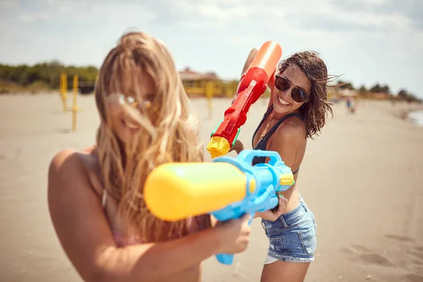 Zwei Schöne Sexy Junge Frauen Mit Sonnenbrille Die Sich Strand — Stockfoto