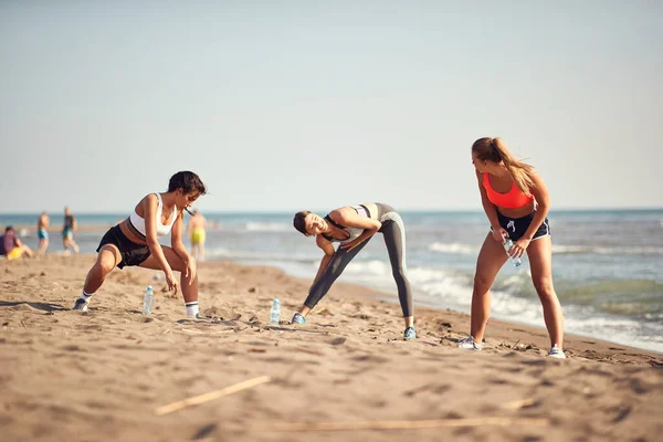 Kaukasische Vrouwen Oefenen Stretchen Opwarmen Een Strand — Stockfoto