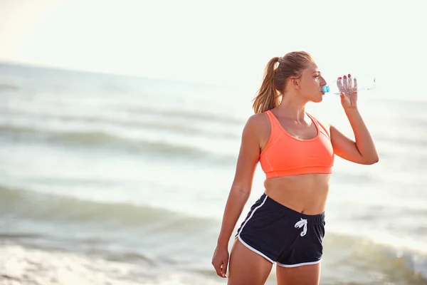 Jeune Blonde Caucasienne Eau Potable Bouteille Sur Une Plage Faire — Photo