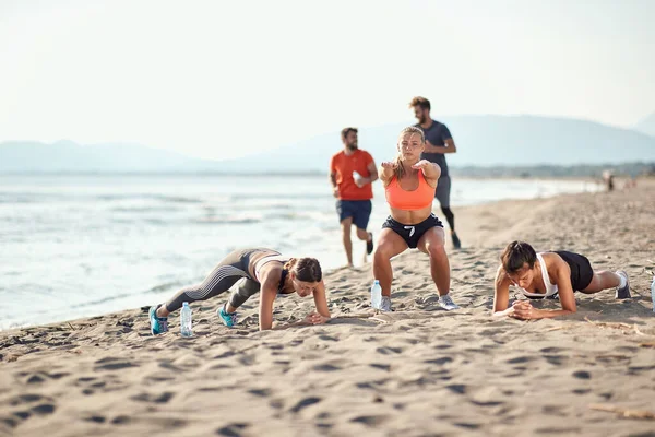 Grupo Jovens Adultos Caucasianos Exercício Praia — Fotografia de Stock