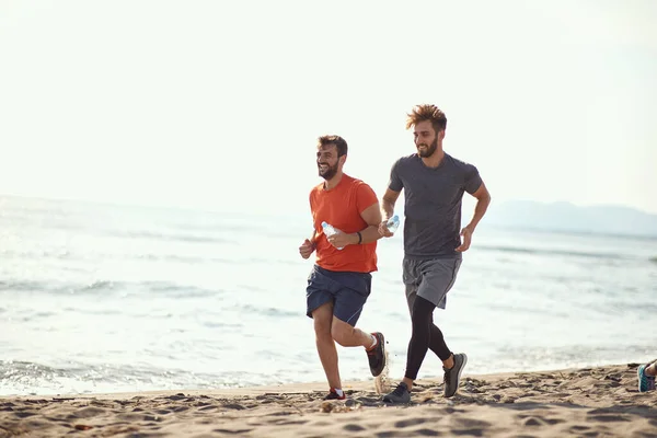 Deux Gars Barbus Courant Long Côte Plage — Photo