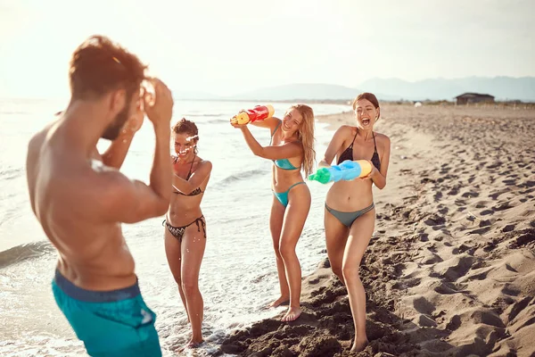 Mulheres Polvilhe Barbudo Cara Com Armas Água Praia Arenosa — Fotografia de Stock