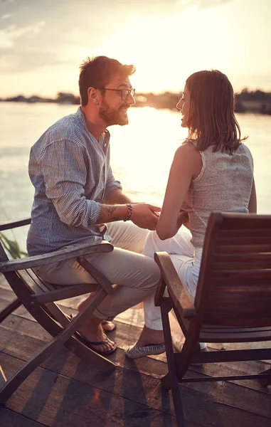 Unga Kaukasiska Par Sitter Vid Floden Hålla Händer Prata Ler — Stockfoto