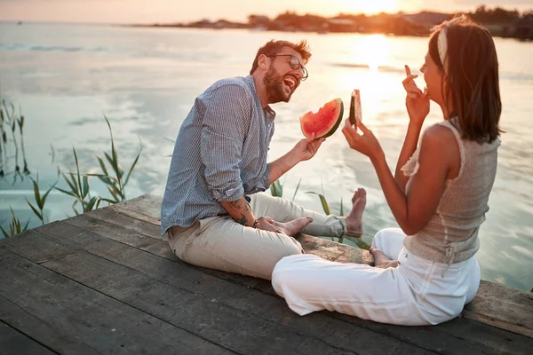 Junges Paar Das Bei Sonnenuntergang Fluss Sitzt Spricht Lächelt Lacht — Stockfoto