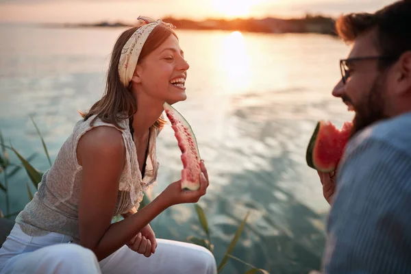 Jeune Couple Mangeant Pastèque Assis Bord Eau Souriant Riant Parlant — Photo