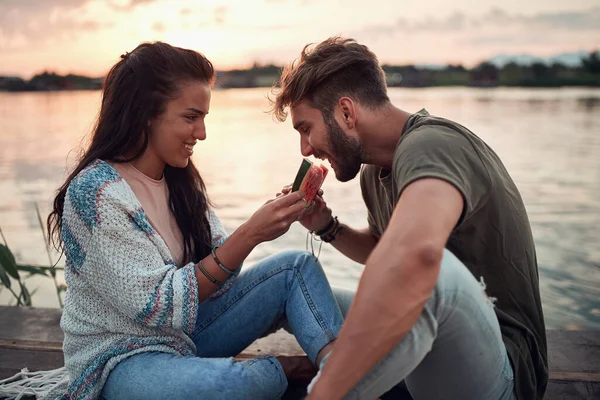 Junge Frau Füttert Mann Mit Scheibe Wassermelone Meer — Stockfoto