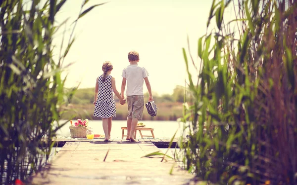 Kinder Auf Einem Holzsteg Teich Kinder Haben Spaß Beim Sommerfest — Stockfoto