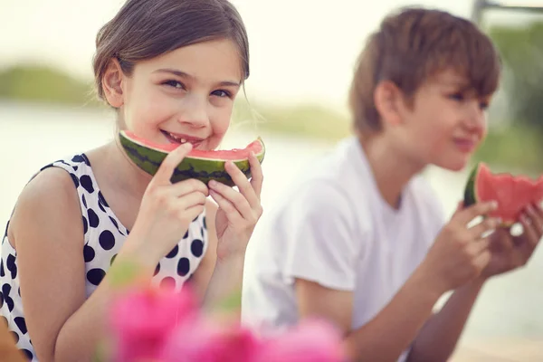 Lindos Niños Sonrientes Comiendo Sandía Roja Dulce Fresca — Foto de Stock