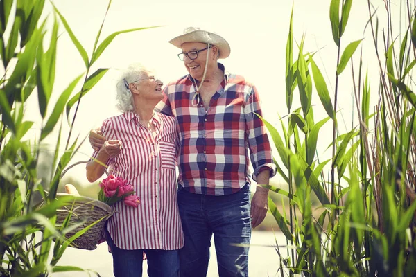 Liebevolle Senioren Gehen Beim Picknick Auf Den Teich Glückliche Senioren — Stockfoto
