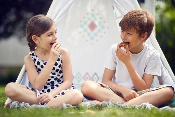 Mignon Heureux Petit Garçon Fille Assis Dans Tipi Arrière Cour — Photo