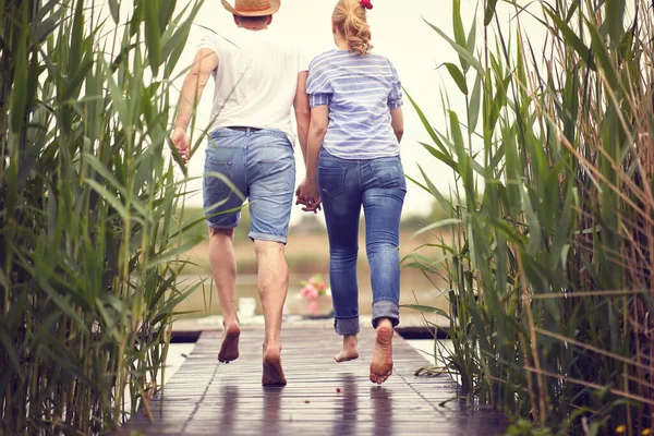 Una Pareja Encantadora Estanque Picnic Gente Feliz Picnic —  Fotos de Stock