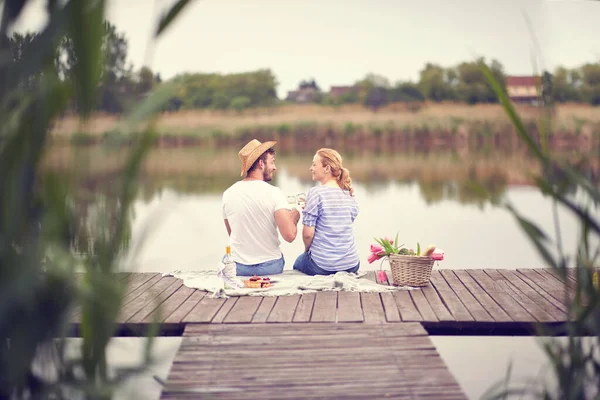 Back View Young Man Woman Celebrating Wine Picnic — Stock Photo, Image