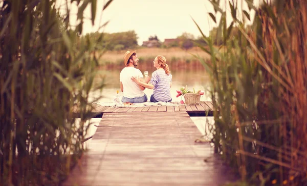 Souriant Homme Femme Rivière Profiter Ensemble Sur Pique Nique Romantique — Photo