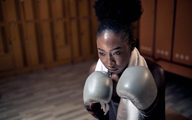  Antrenman için boks kadın egzersizi, egzersiz için eldiven giyen genç kadın boksör..