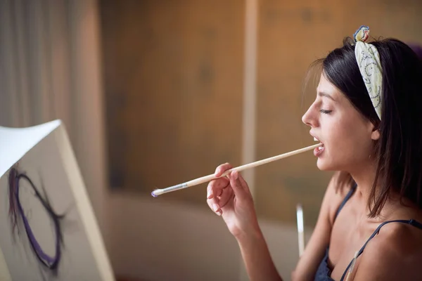 Joven Pintora Sexy Apasionada Por Trabajo Ambiente Relajado — Foto de Stock