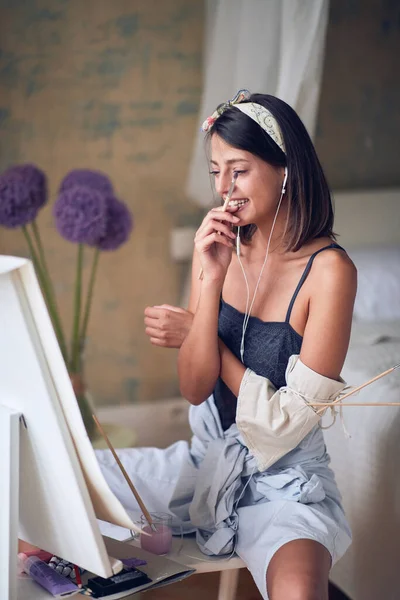 Νεαρή Σέξι Ζωγράφος Κορίτσι Ακούγοντας Μουσική Ενώ Ζωγραφική Στην Κρεβατοκάμαρά — Φωτογραφία Αρχείου