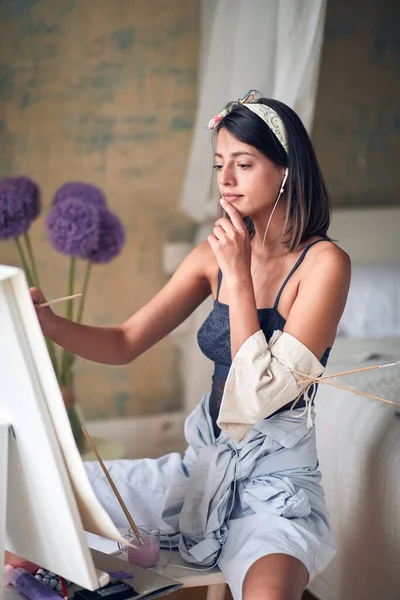 Joven Atractiva Pintora Inspirándose Música Ambiente Relajado — Foto de Stock
