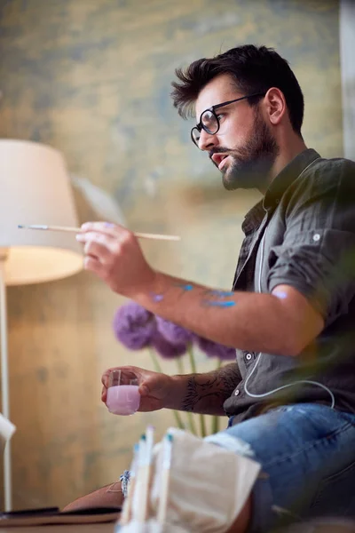 Joven Pintor Guapo Dedicado Trabajo Ambiente Relajado —  Fotos de Stock