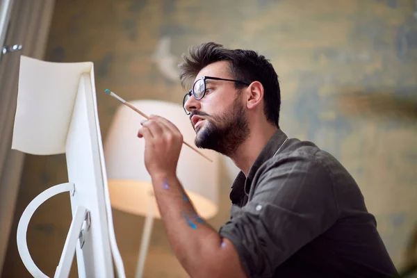 Joven Pintor Guapo Centrado Los Detalles Pintura Ambiente Relajado —  Fotos de Stock