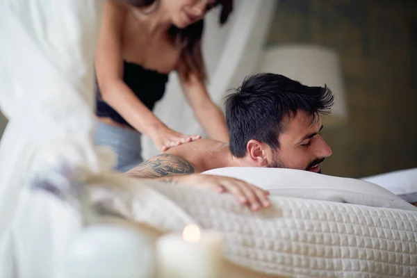 Les Amateurs Massage Dans Une Atmosphère Détendue Leur Chambre — Photo
