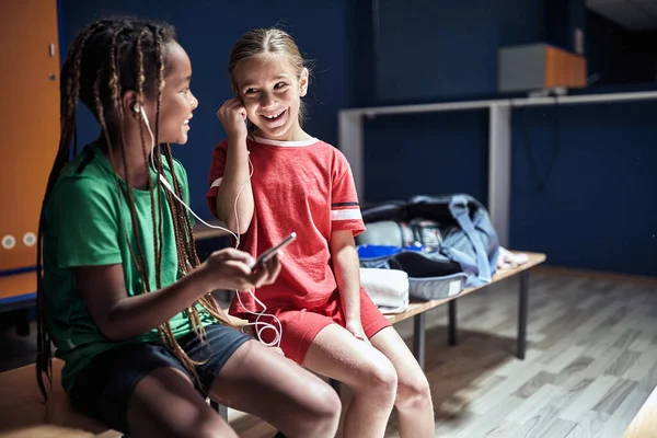 Mosolygó Barátok Gyerekek Edzés Előtt Zenét Hallgatni Telefonon Öltözőben — Stock Fotó