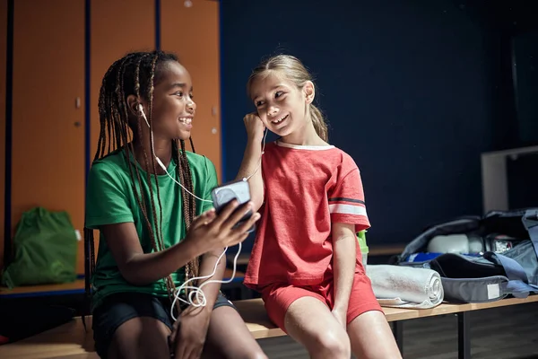 Sonriendo Niña Deporte Antes Entrenar Escuchar Música Teléfono Vestuario — Foto de Stock