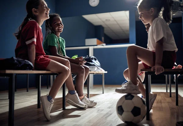 Futbol Toplu Çocuk Soyunma Odasında Gülümseyen Kızlar Soyunma Odasında Oturup — Stok fotoğraf