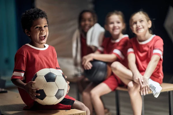 Leende Pojke Med Fotboll Omklädningsrum Soccer Spelare Förbereder Sig För — Stockfoto