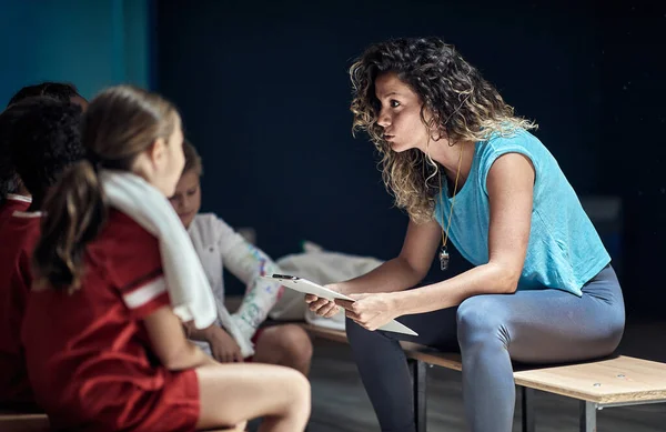 Flicka Och Pojke Med Ung Coach Talar Strategi Innan Träning — Stockfoto