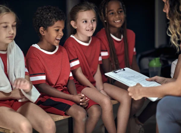 Entrenador Discutiendo Con Niños Niñas Jugadores Vestuario Sobre Estrategia — Foto de Stock