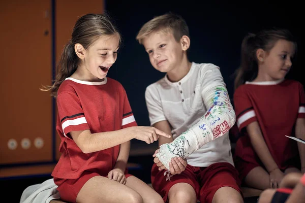 Mladý Chlapec Zlomenou Paží Zabalené Lékařské Odlitek Omítky Šatně — Stock fotografie