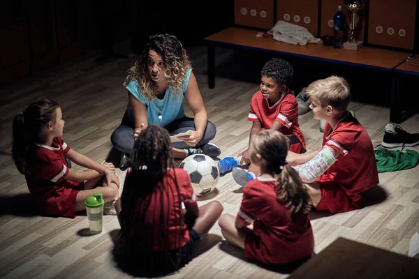 Entrenador Mujer Fútbol Niños Equipo Fútbol Entrenador Explicando Estrategia Partido — Foto de Stock