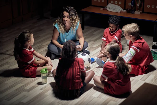 Mujer Entrenadora Explicando Estrategia Partidos Educación Deportiva Fútbol — Foto de Stock