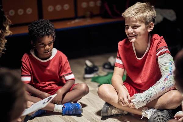 Equipe Cuidados Menino Esporte Após Acidente Físico Esportes Futebol Edu — Fotografia de Stock