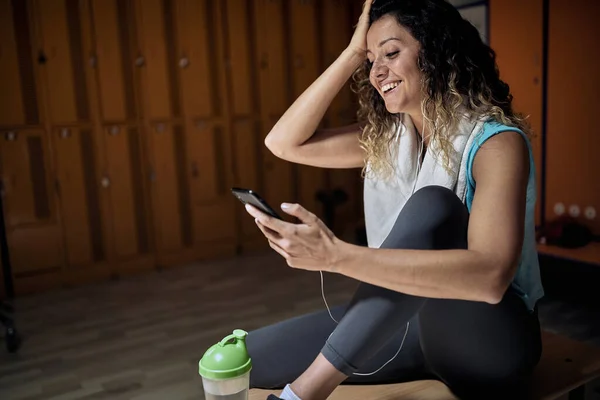 Souriante Fille Dans Vestiaire Sport Écouter Musique Sur Téléphone — Photo