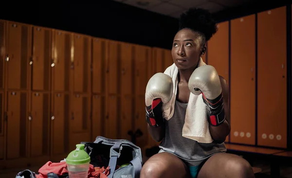 在更衣室里戴着拳击手套锻炼的非洲裔美国女青年 — 图库照片