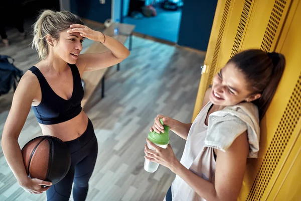 Sportief Actief Meisje Praten Kleedkamer Voor Basketbal Training — Stockfoto