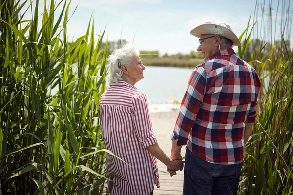 Seniorenpaar Genießt Die Natur Lächelnder Senior Geht Auf Den Teich — Stockfoto