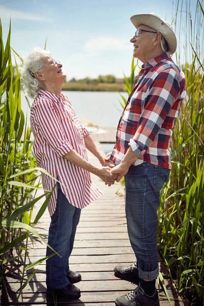 스러운 노인과 여성을 행복하게 속에서 즐기는 미소짓는 — 스톡 사진
