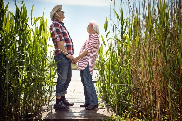 Casal Idosos Desfrutando Natureza Juntos Amor Bonito Idade Sénior Casal — Fotografia de Stock