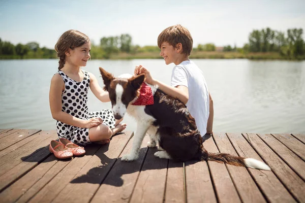 Little Children Dog Sitting Together Wooden Pond Enjoying — Stock Photo, Image