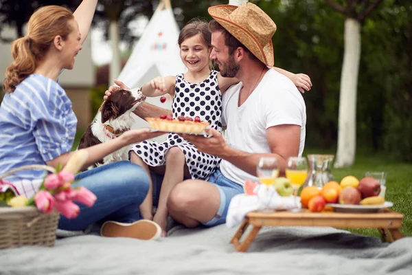 Família Feliz Desfrutando Verão Juntos Quintal — Fotografia de Stock